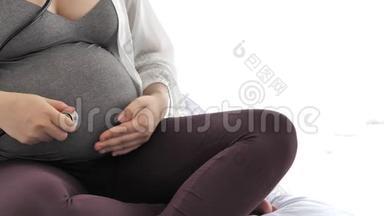 孕妇在<strong>家用</strong>听诊器检查腹部. 健康与<strong>医疗</strong>理念.. 新生儿和婴儿主题